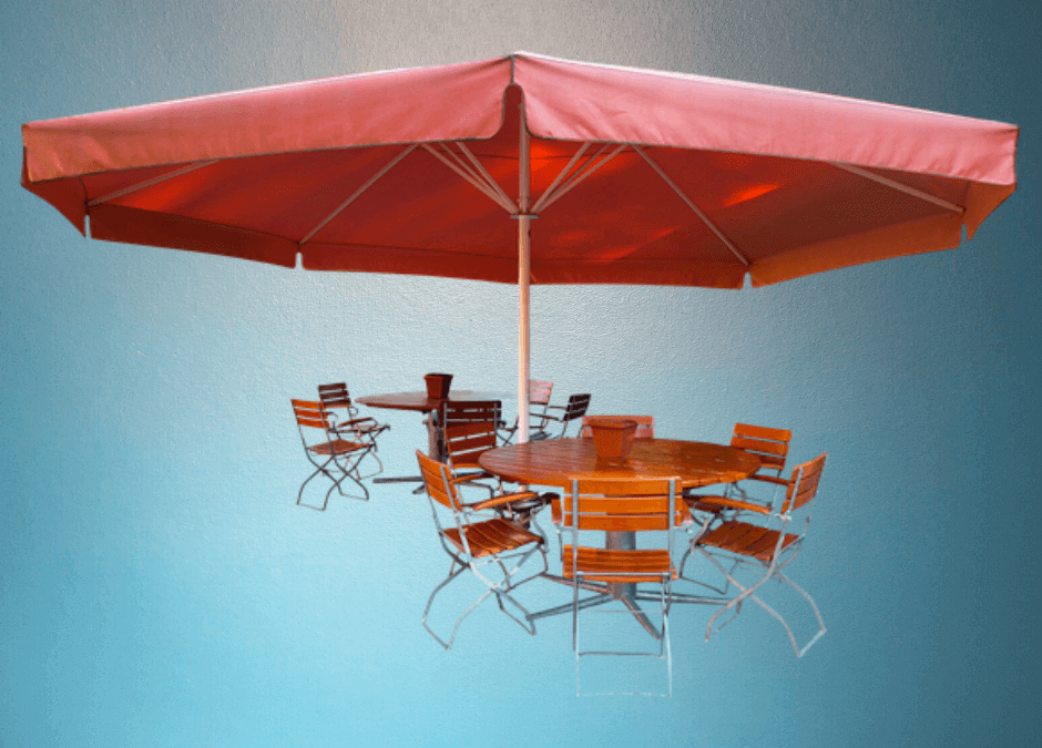 Gartenmöbel unter dem Sonnenschirm