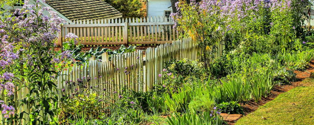Gartenzaun mit Blumenbeet